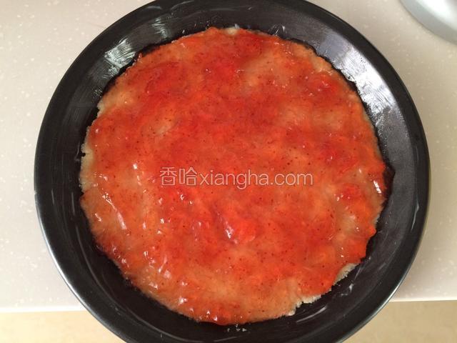 适量草莓果酱均匀铺在上面；