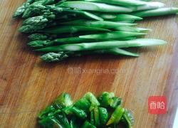 芦笋炒肉的做法图解1