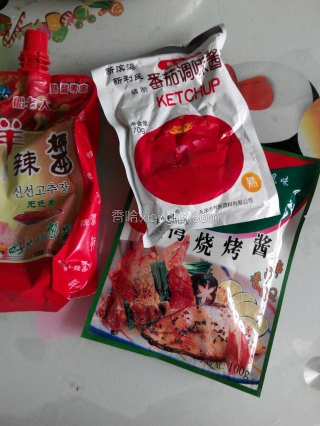 放水熬酱，比例番茄酱1:烧烤酱1:辣酱0.5。