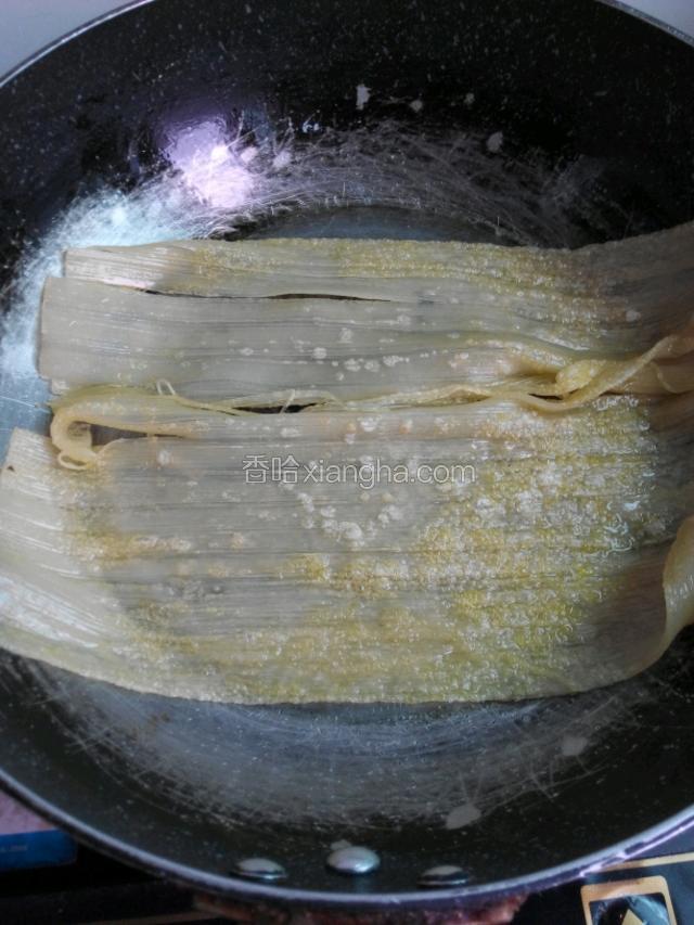 锅内少放一点油，烤冷面，两面煎一下