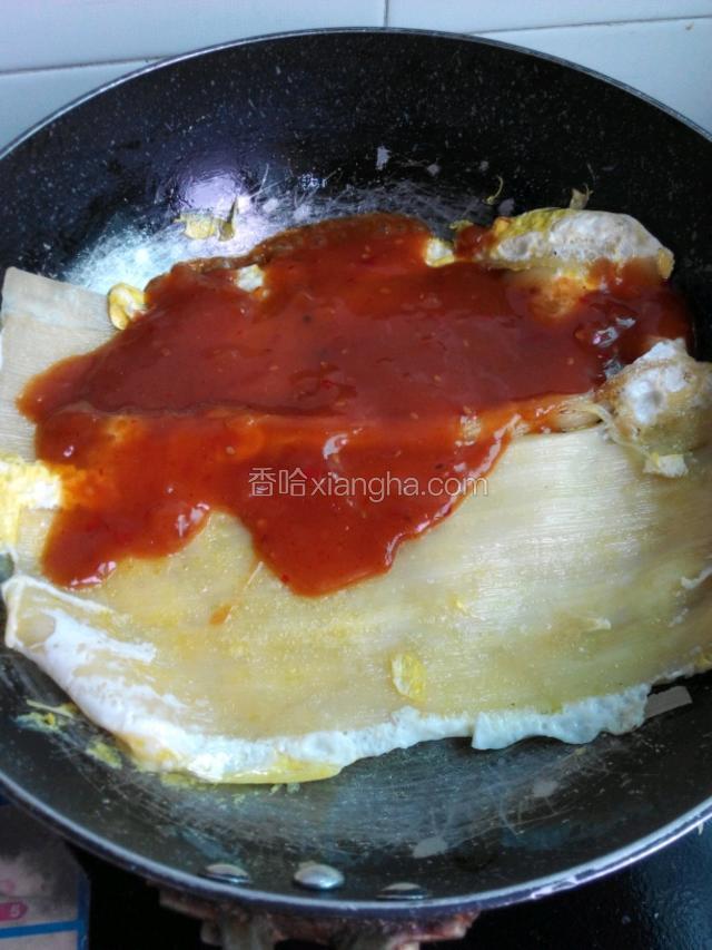 把面翻过来，放调好的酱，糖，陈醋
