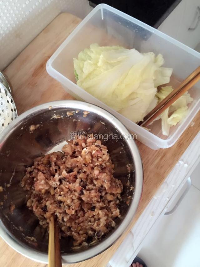 把五花肉馅准备好，加入生抽，酱油，盐，鸡蛋一个，切好的香菇丁，注意，白菜包肉的馅是不需要加淀粉的，并且在最后加入香油，可以更好的激发馅料的香味。搅拌均匀。
在锅中倒入水烧开，把白菜叶烫软，不要超过30S，放好备用。