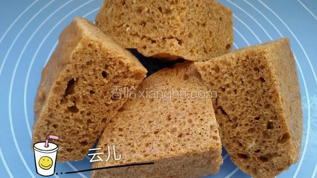 玉米面红糖发糕。