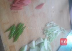 丝瓜炒香肠的做法图解1