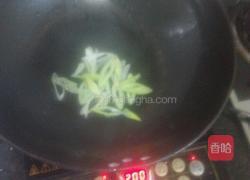 丝瓜炒香肠的做法图解2