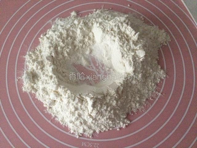 面粉直接放在硅胶案板上，中间做个坑，把适量精盐放在里面；