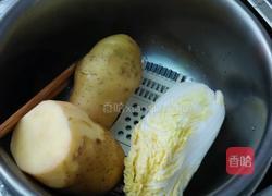 高压锅腊鸡土豆白菜黑木耳汤的做法图解3