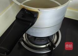 高压锅腊鸡土豆白菜黑木耳汤的做法图解4