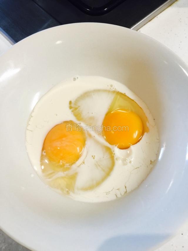 鸡蛋打散加入适量牛奶