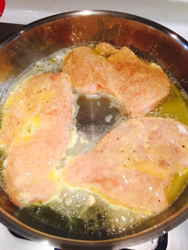 锅里放油和黄油，加入肉末每面煎至3分钟左右，直到成金黄色.