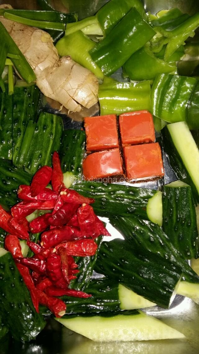 黄瓜 干红椒 大红袍底料 黄瓜段 姜 葱 备用