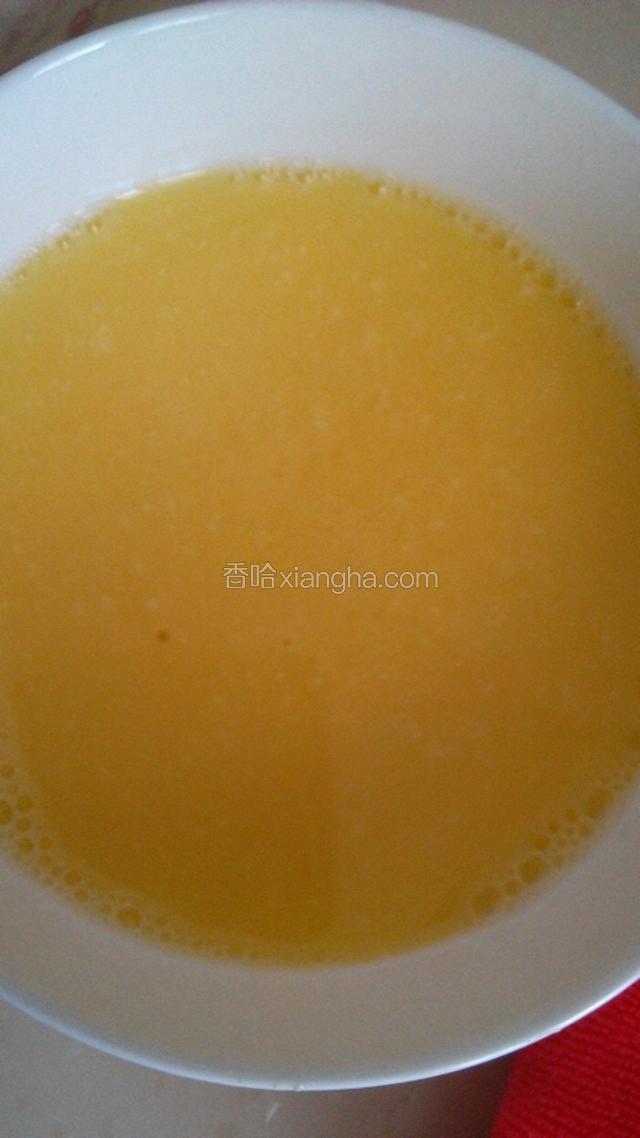 4、在鸡蛋液中加入适量清水，一个方向轻轻搅拌，避免出现泡沫；