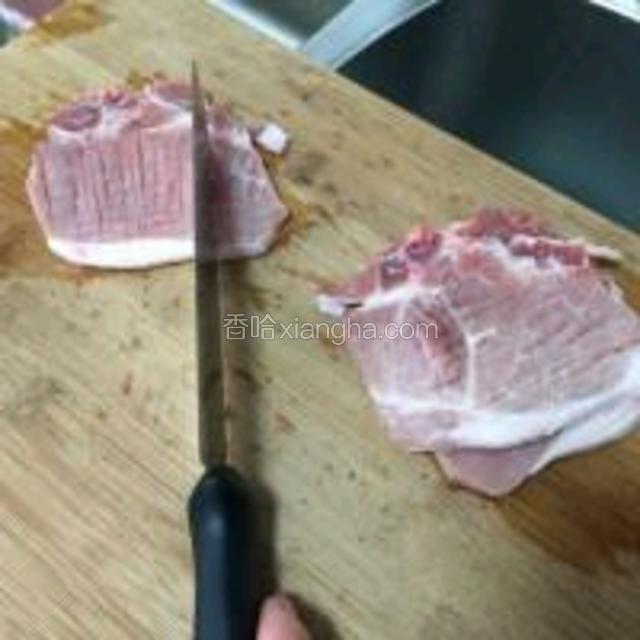 用刀背在每块大排的正反面都横竖敲打一遍，便于断经和之后的腌制。