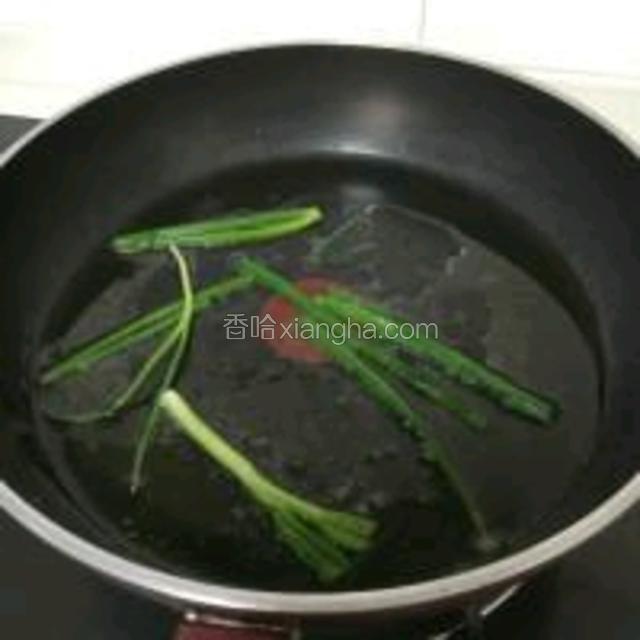 起油锅放入少许葱段，煸出葱香，待葱段变色后捞出弃之，葱用于炸大排。