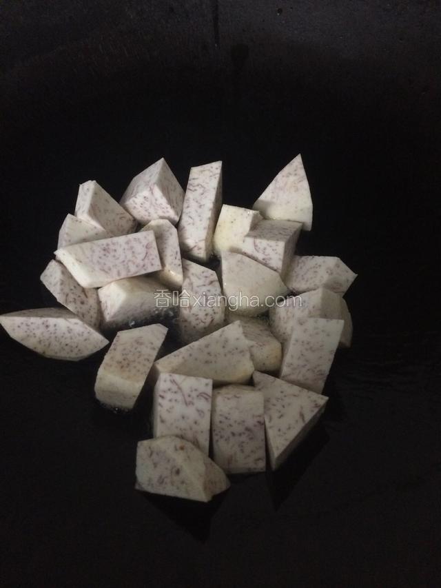 锅里热适量油，把香芋煎至金黄…