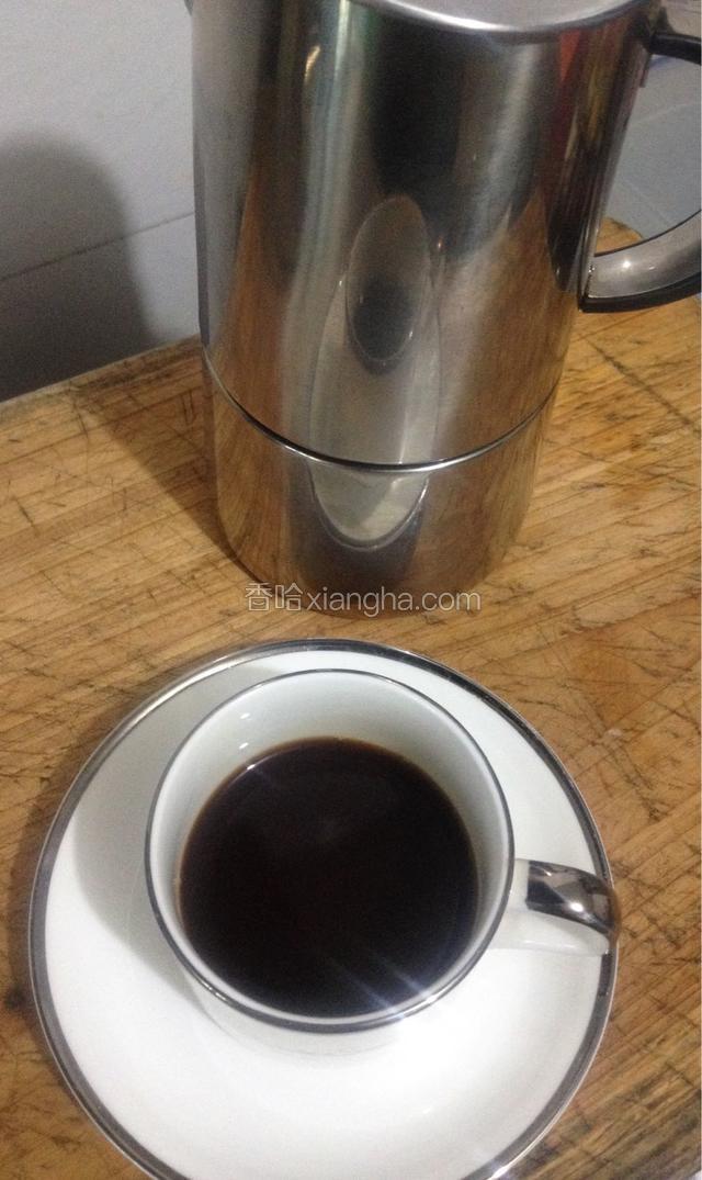 用摩卡壶先萃取咖啡液一人份装杯子（咖啡杯的1/3）