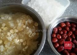 银耳甜汤。的做法图解1