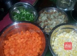 红萝卜炒玉米的做法图解1