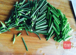 墨鱼仔韭菜苔的做法图解1