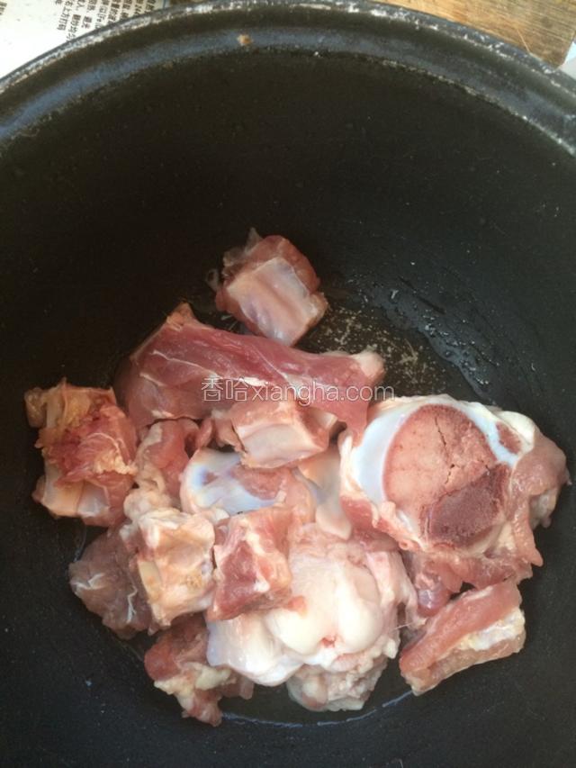 骨头洗好放锅里