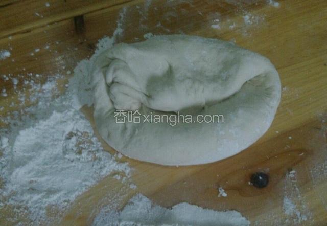 案板上撒少许面粉，将发好的面团反复揉，揉到面团表面光滑，切开面团后，光洁无气泡