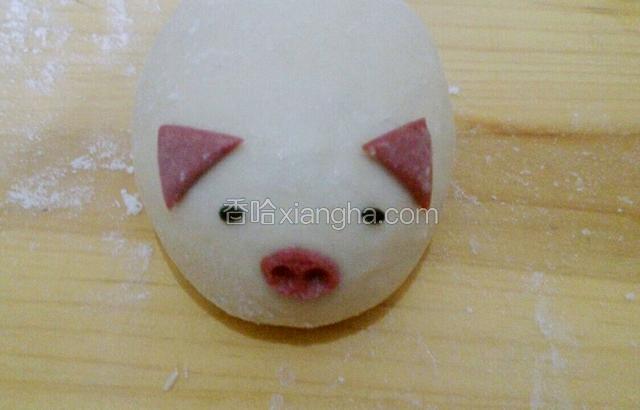 将黑芝麻粘上去，萌萌的小猪就成形了