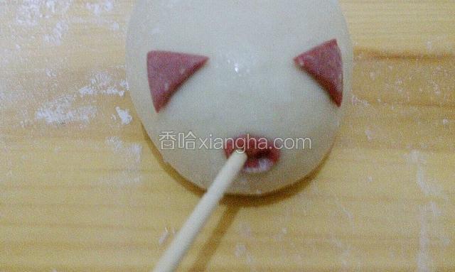 用果签的尾端压两个小孔，即可小猪鼻子