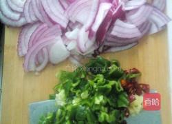 爆炒洋葱的做法图解1