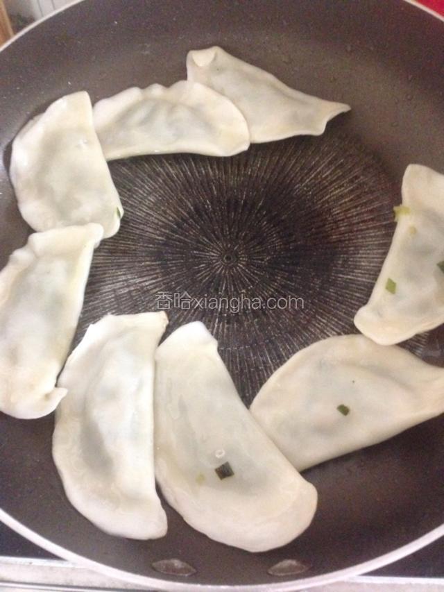 油锅烧热，吃剩下的饺子就可以用来煎啦，煎至金黄翻过来一面煎。