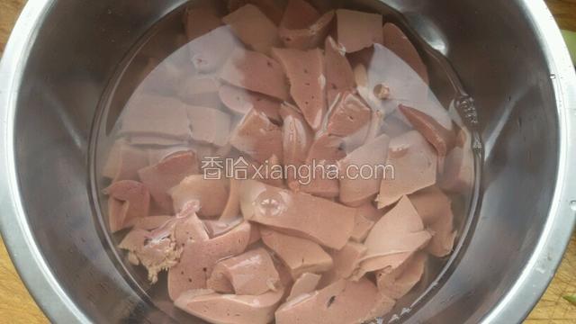 新鲜羊肝切片放入冷水拔出血水(反复几次至血水清)。