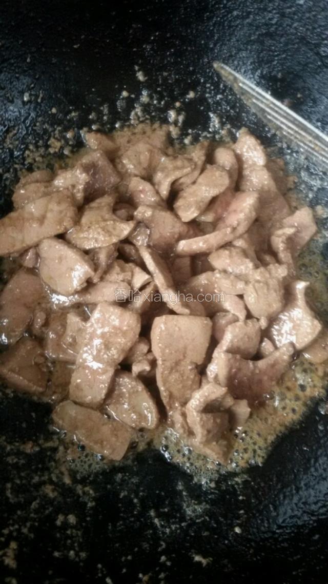 先用少许油把码好味羊肝过油段生捞出。