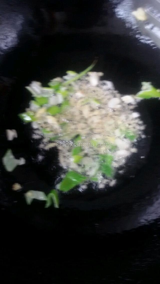 另起锅放少许油，油热煸香葱，姜，蒜末。