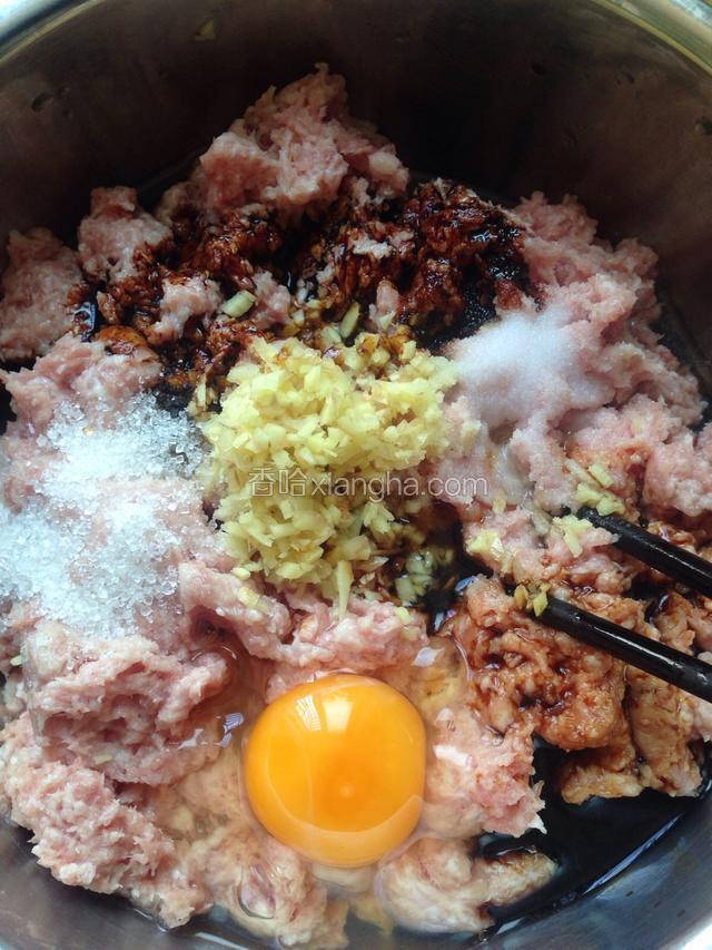 如图所示：分别加入料酒，花椒水，水淀粉，生抽，盐，糖，鸡精，鸡蛋，姜末，顺一个方向不停的搅拌搅拌再搅拌。。。。要搅拌到肉末上劲为止