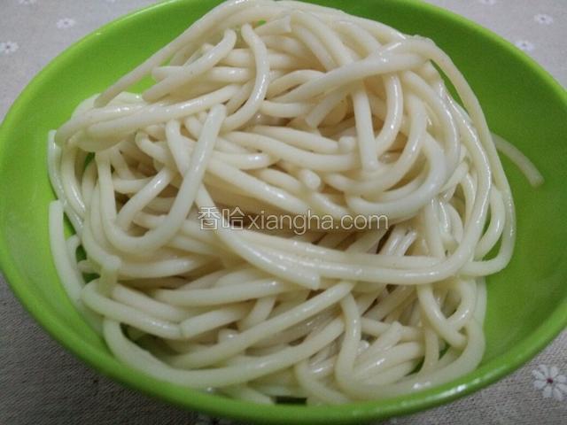 将意大利面煮熟，过冷河滤干水分，待用。