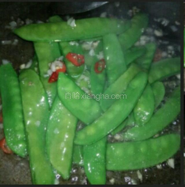 倒入荷兰豆翻炒半分钟，加少许盐。