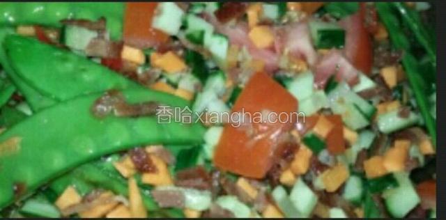 再倒入西红柿，培根，胡萝卜，黄瓜翻炒1分钟后，加少量盐和鸡精翻炒关火。