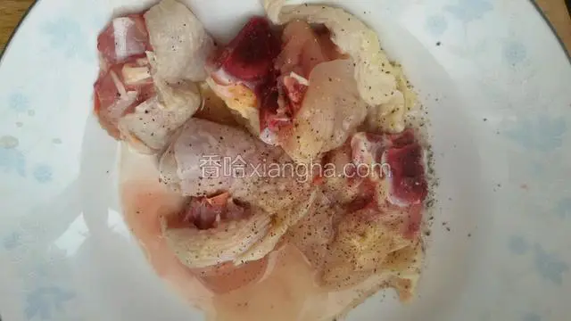 鸡腿剁碎放盐，料酒，水淀粉，黑胡椒碎拌匀码味。