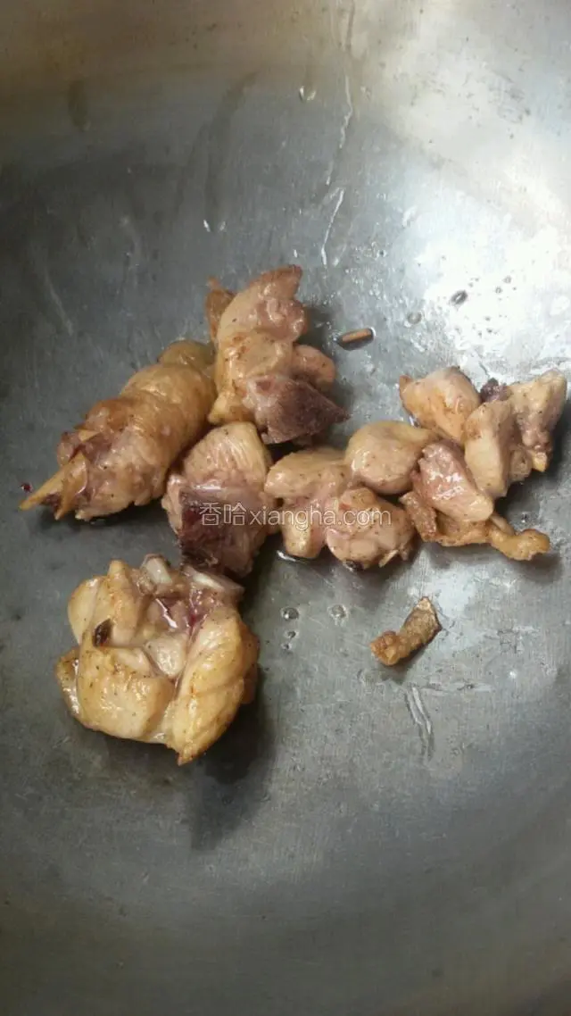 利用省下油，把码好味的鸡腿过遍油捞出备用。
