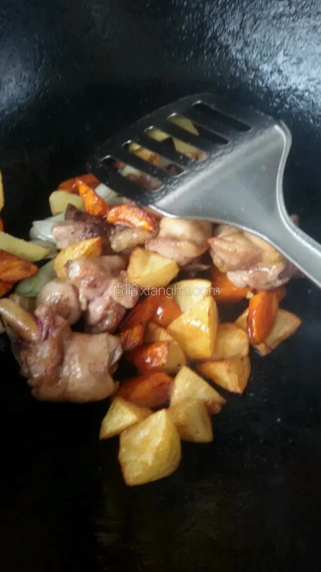 下入鸡腿和胡萝卜，土豆块，加少许盐和酱油和糖。