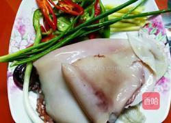 双椒炒鱿鱼的做法图解1