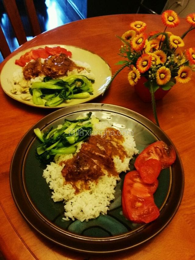 鸡排饭，在煎好鸡排的基础上，把鸡排切成条状。再做蜜汁汁，锅中添加适量水，将腌制鸡排的蜜汁倒入锅中，放盐，黑胡椒粉调味，最后倒入水淀粉，将蜜汁淋在鸡排和米饭上就可以了。