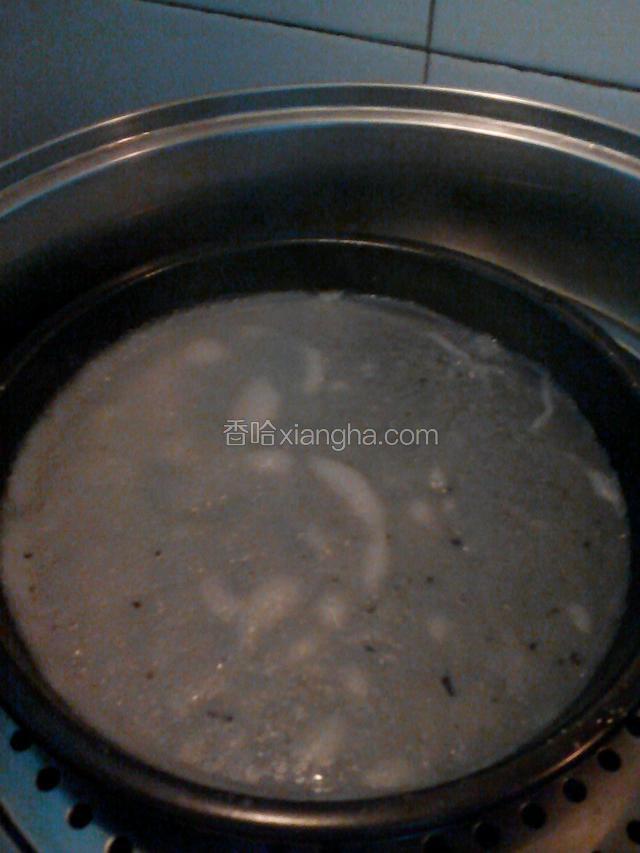 蒸锅烧水，开水大火蒸至冒大泡泡就熟了
