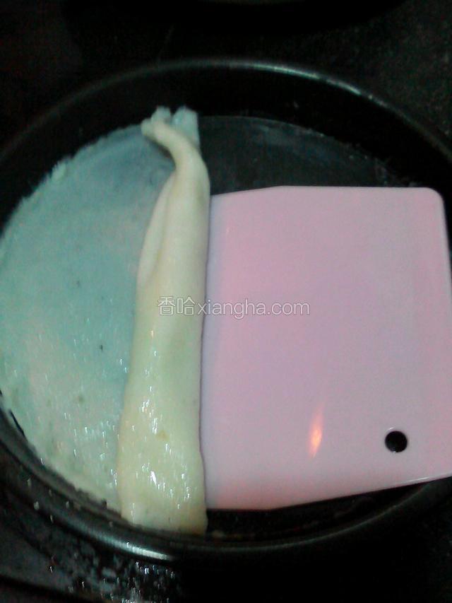 用夹子夹除盘子，用刮板一层一层卷起来