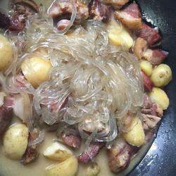 腊肉炖土家红薯粉丝的做法[图]