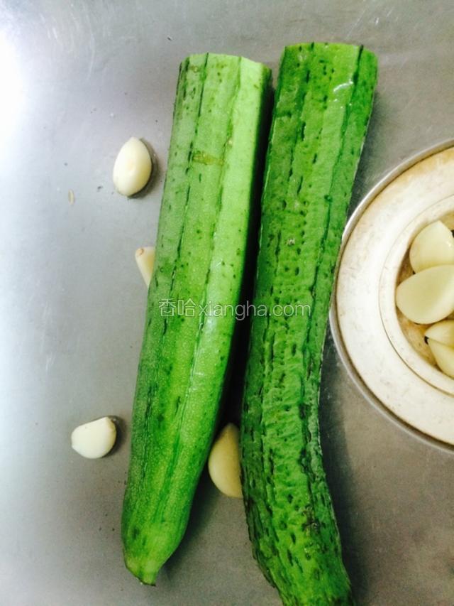 丝瓜洗净去皮