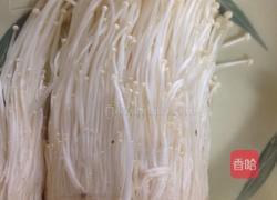 金针菇炒肉的做法图解1