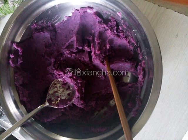 将紫薯去皮切块蒸熟，然后撵成泥备用（如果觉得不甜可以趁热加点糖，搅匀）