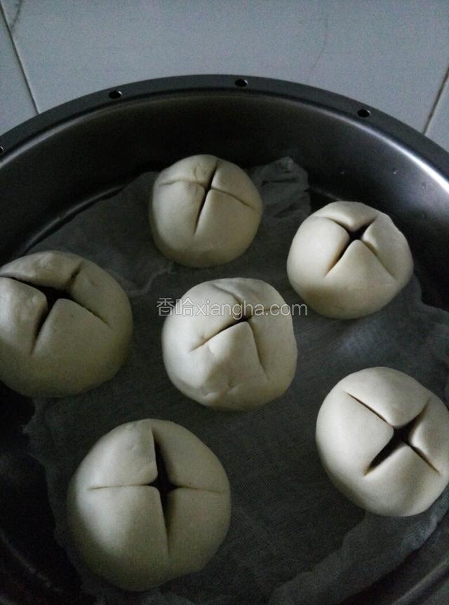 之后放进蒸笼里醒发十到十五分钟