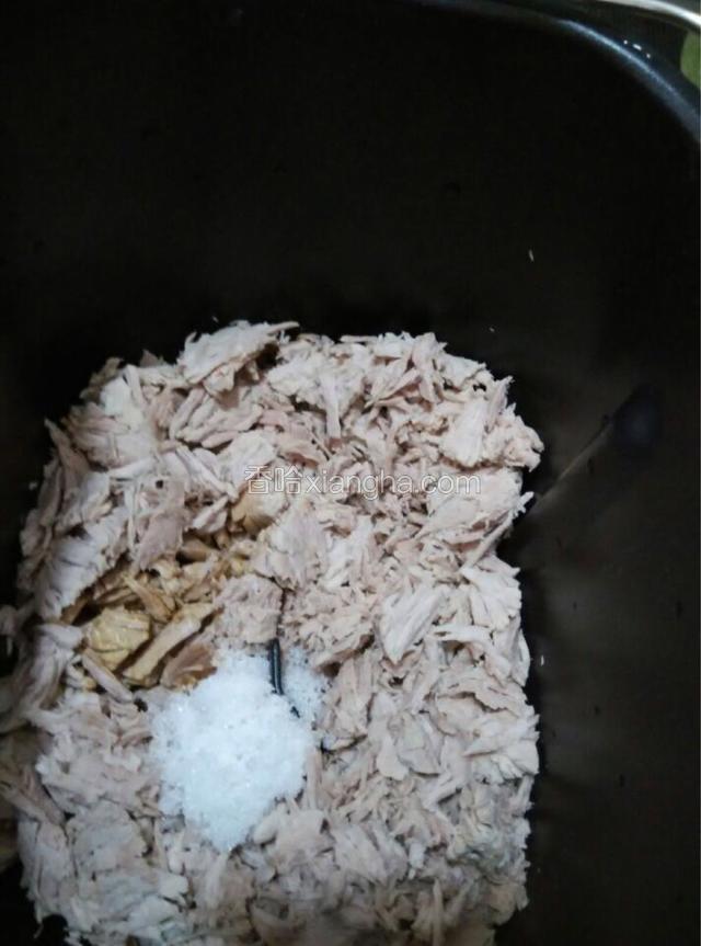 放入面包机，放入适量白糖，一点酱油。
