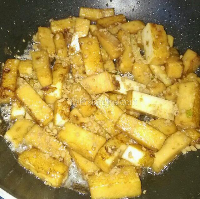 不粘锅入少许油，大火加热，倒入糕粿，老抽，转中小火煎至四面微焦，洒下萝卜干碎翻炒均匀